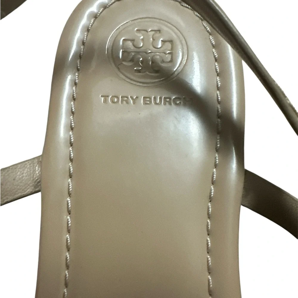 Tory Burch Thong Sandal Nude Patent Leather & Gold Emblem size-7.5